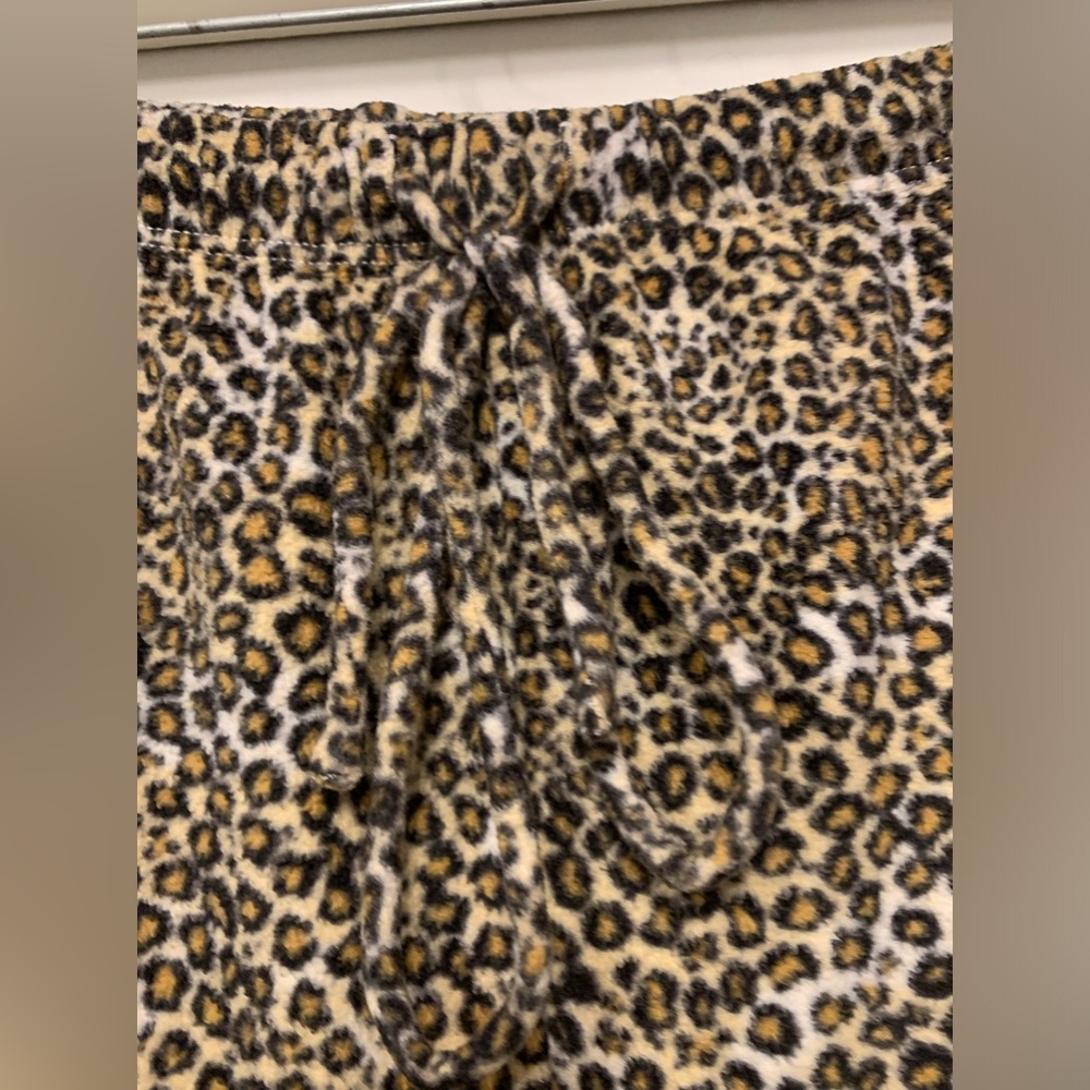 🦁✨ Feline Fabulous in LizWear Leopard Print Pajama Set! ✨🦁 - Picture 10 of 12